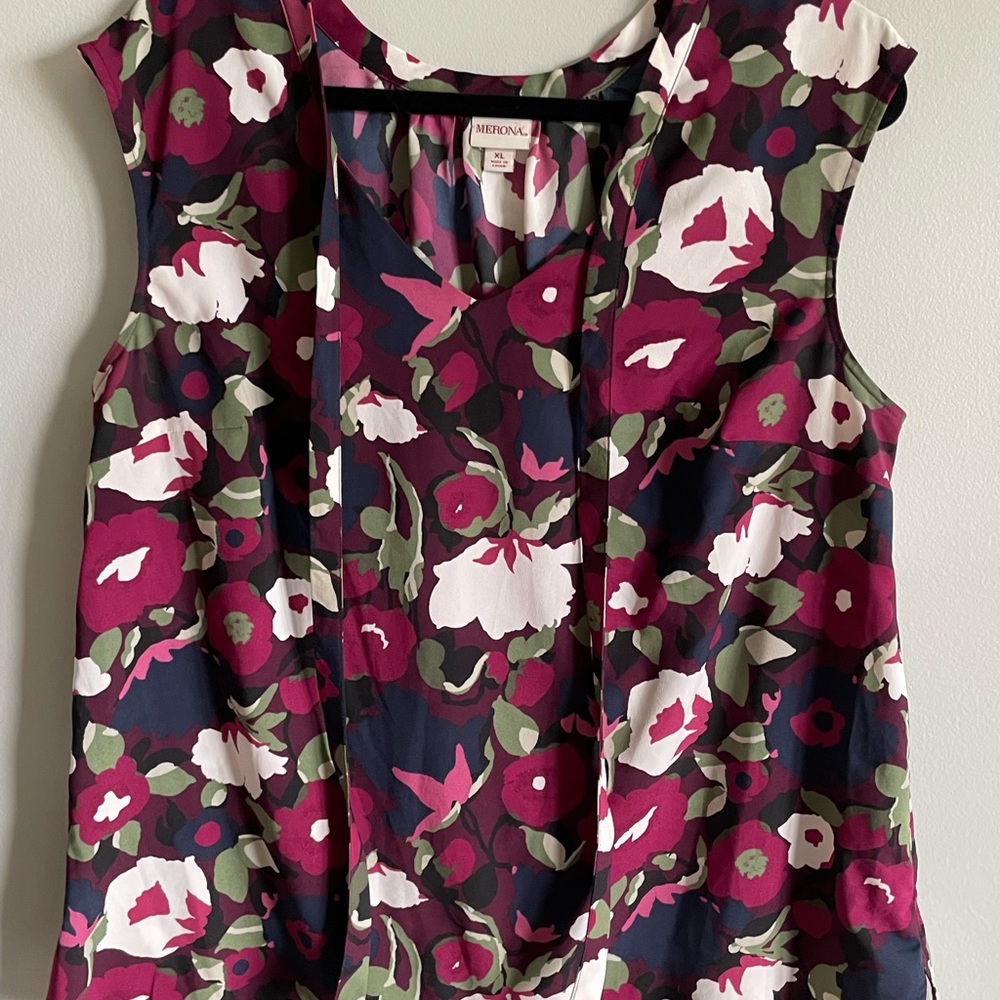 Merona XL  Navy Burgundy Floral Tie Neck Sleeveless Pleated Back Top